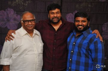 Chiranjeevi Felicitates Tholi Prema Movie Team at His Home